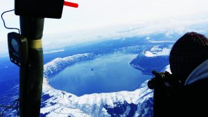 摩周湖上空からカメラを向ける女子写真